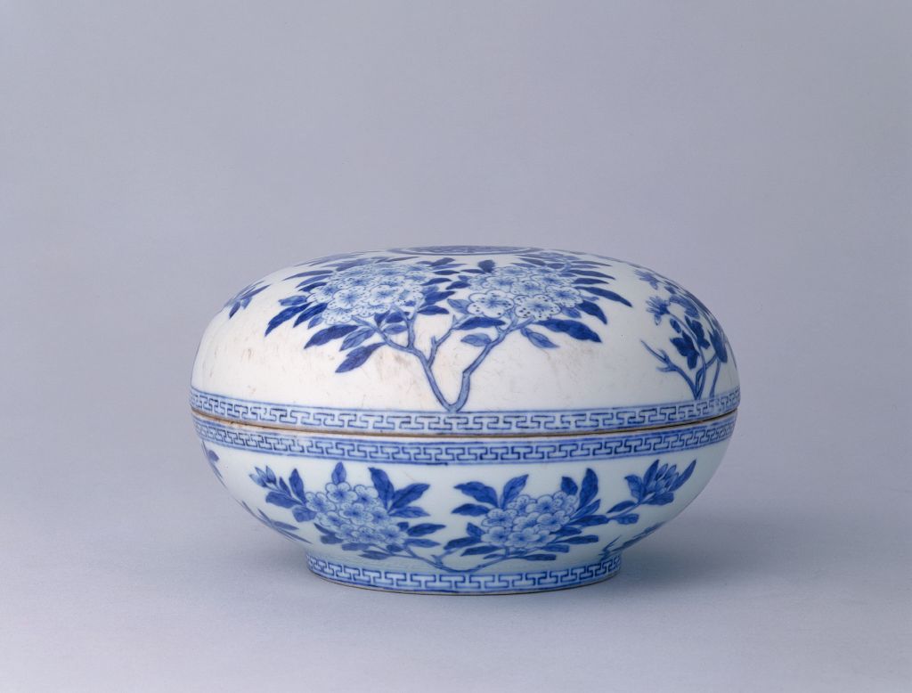 图片[1]-Blue and white folding branch embroidered ball cover box-China Archive